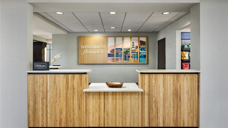 Hampton Inn & Suites Destin Lobby