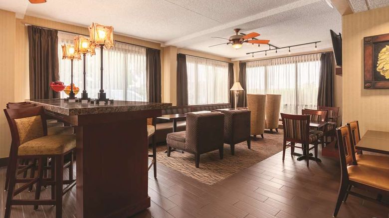 <b>Hampton Inn Des Moines Airport Lobby</b>. Images powered by <a href="https://iceportal.shijigroup.com/" title="IcePortal" target="_blank">IcePortal</a>.