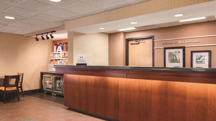 Hampton Inn Des Moines Airport Lobby