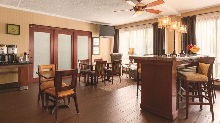 Hampton Inn Des Moines Airport Lobby