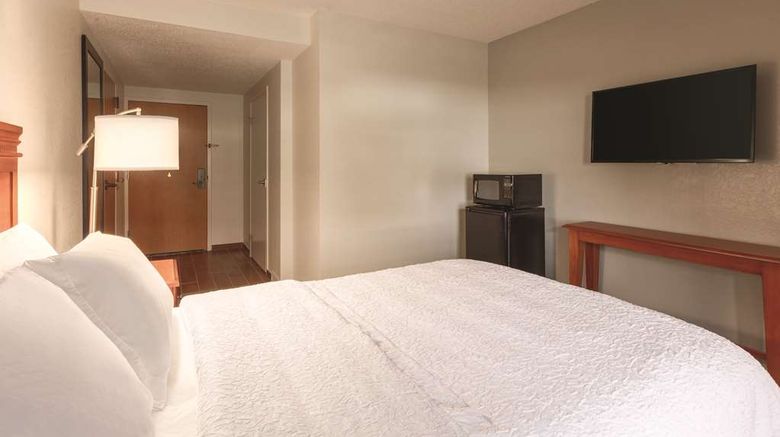 <b>Hampton Inn Des Moines Airport Room</b>. Images powered by <a href="https://iceportal.shijigroup.com/" title="IcePortal" target="_blank">IcePortal</a>.