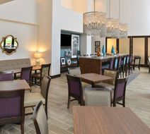 Hampton Inn & Suites Des Moines Downtown Lobby
