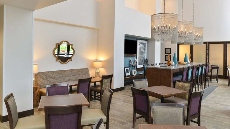 <b>Hampton Inn & Suites Des Moines Downtown Lobby</b>. Images powered by <a href="https://iceportal.shijigroup.com/" title="IcePortal" target="_blank">IcePortal</a>.