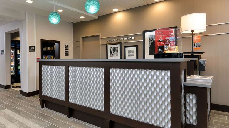 <b>Hampton Inn & Suites Des Moines Downtown Lobby</b>. Images powered by <a href="https://iceportal.shijigroup.com/" title="IcePortal" target="_blank">IcePortal</a>.