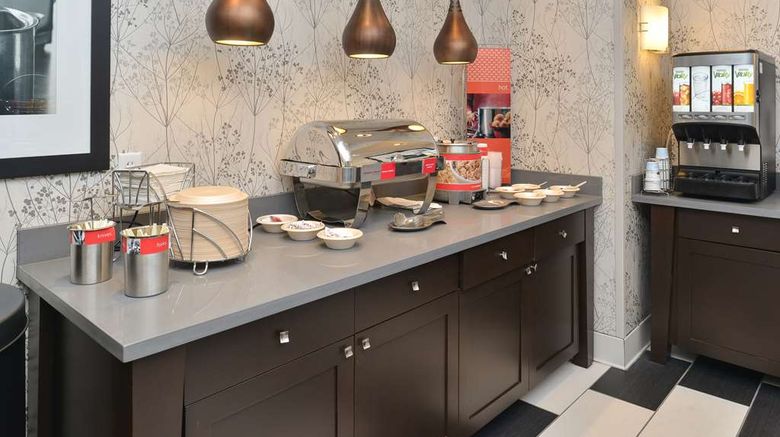 <b>Hampton Inn & Suites Des Moines Downtown Restaurant</b>. Images powered by <a href="https://iceportal.shijigroup.com/" title="IcePortal" target="_blank">IcePortal</a>.