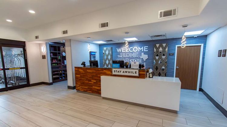 Hampton Inn & Suites Denton Lobby