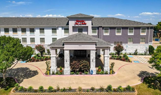 Hampton Inn & Suites Denton Exterior