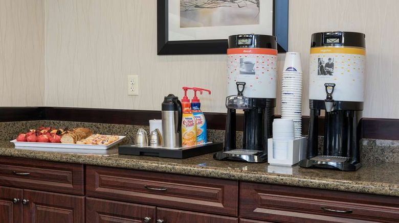 <b>Hampton Inn Detroit Roseville Lobby</b>. Images powered by <a href="https://iceportal.shijigroup.com/" title="IcePortal" target="_blank">IcePortal</a>.