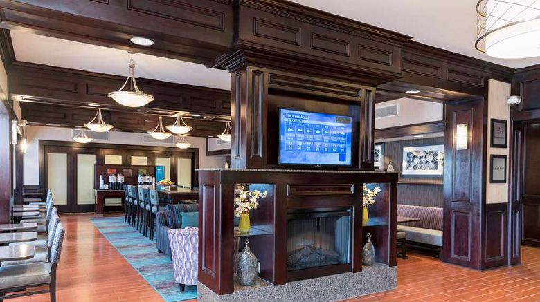 <b>Hampton Inn Detroit Roseville Lobby</b>. Images powered by <a href="https://iceportal.shijigroup.com/" title="IcePortal" target="_blank">IcePortal</a>.