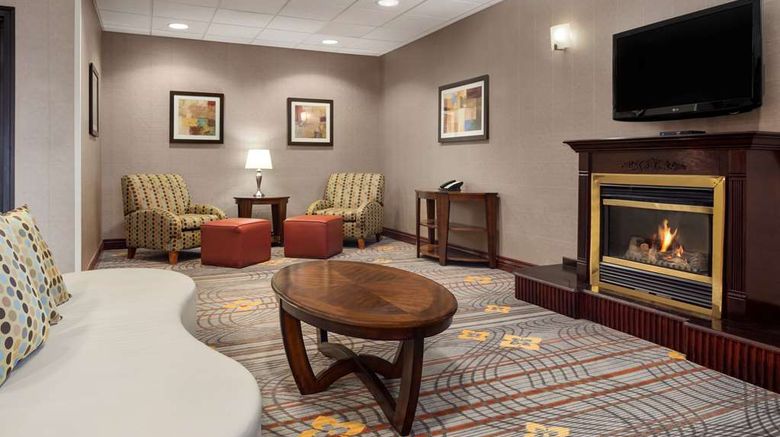 <b>Hampton Inn & Suites Sterling Heights Lobby</b>. Images powered by <a href="https://iceportal.shijigroup.com/" title="IcePortal" target="_blank">IcePortal</a>.