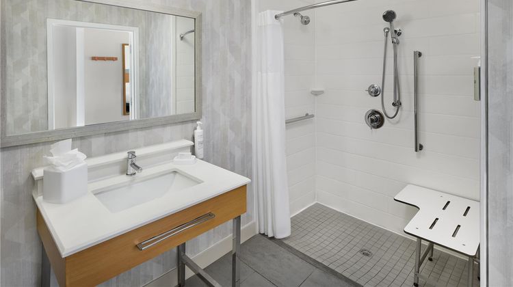Hampton Inn & Suites Sterling Heights Room