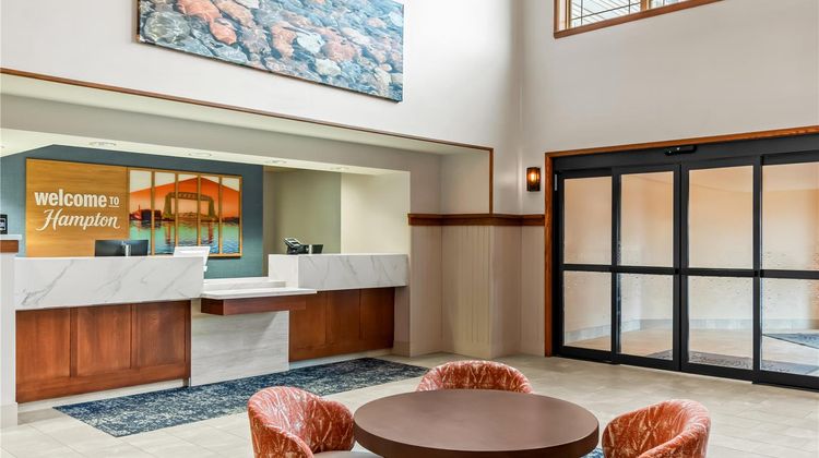 Hampton Inn Duluth Lobby