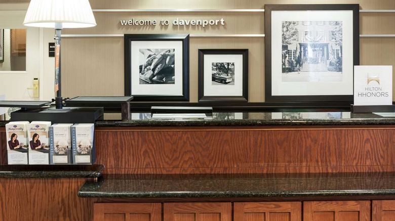 <b>Hampton Inn & Suites Davenport Lobby</b>. Images powered by <a href="https://iceportal.shijigroup.com/" title="IcePortal" target="_blank">IcePortal</a>.