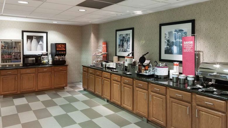 <b>Hampton Inn & Suites Davenport Restaurant</b>. Images powered by <a href="https://iceportal.shijigroup.com/" title="IcePortal" target="_blank">IcePortal</a>.