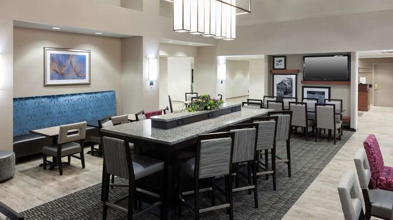 <b>Hampton Inn & Suites Davenport Restaurant</b>. Images powered by <a href="https://iceportal.shijigroup.com/" title="IcePortal" target="_blank">IcePortal</a>.