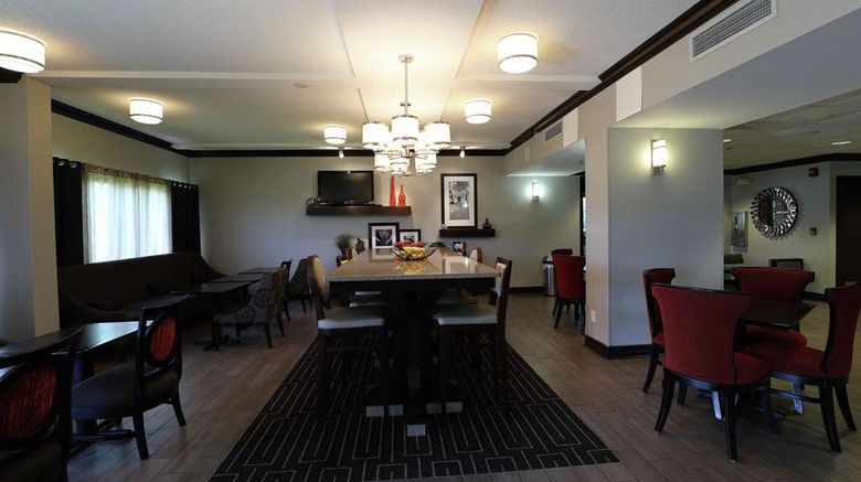 <b>Hampton Inn Dyersburg Lobby</b>. Images powered by <a href="https://iceportal.shijigroup.com/" title="IcePortal" target="_blank">IcePortal</a>.