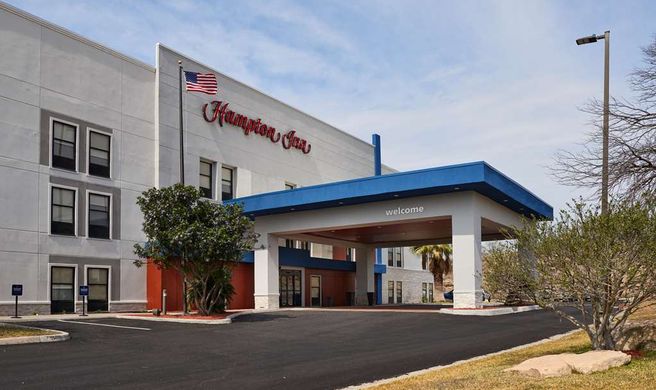 Hampton Inn Eagle Pass Exterior