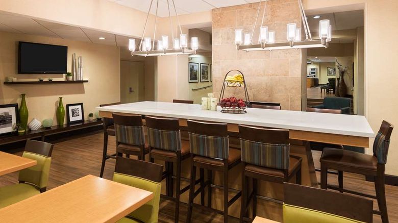 <b>Hampton Inn White Plains/Tarrytown Lobby</b>. Images powered by <a href="https://iceportal.shijigroup.com/" title="IcePortal" target="_blank">IcePortal</a>.