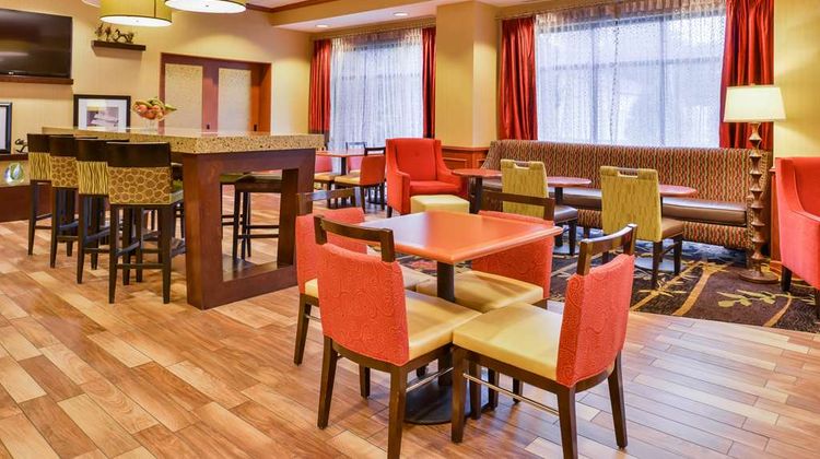 Hampton Inn Emporia Lobby