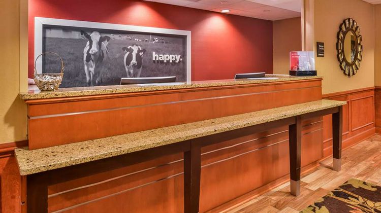 Hampton Inn Emporia Lobby