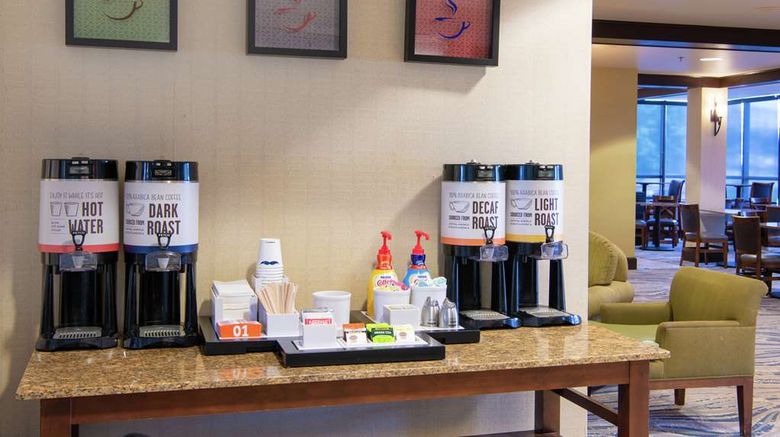 <b>Hampton Inn Erie South Lobby</b>. Images powered by <a href="https://iceportal.shijigroup.com/" title="IcePortal" target="_blank">IcePortal</a>.