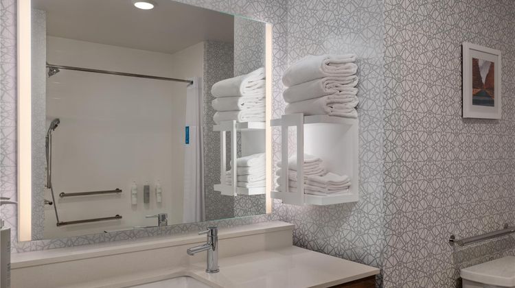Hampton Inn & Suites West Bend Room