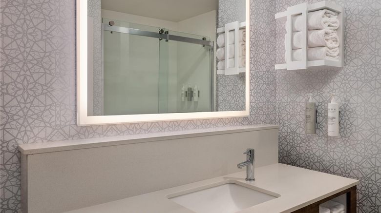<b>Hampton Inn & Suites West Bend Room</b>. Images powered by <a href="https://iceportal.shijigroup.com/" title="IcePortal" target="_blank">IcePortal</a>.