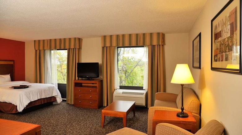 <b>Hampton Inn Enterprise Room</b>. Images powered by <a href="https://iceportal.shijigroup.com/" title="IcePortal" target="_blank">IcePortal</a>.