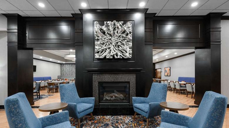 <b>Hampton Inn Evansville Airport Lobby</b>. Images powered by <a href="https://iceportal.shijigroup.com/" title="IcePortal" target="_blank">IcePortal</a>.