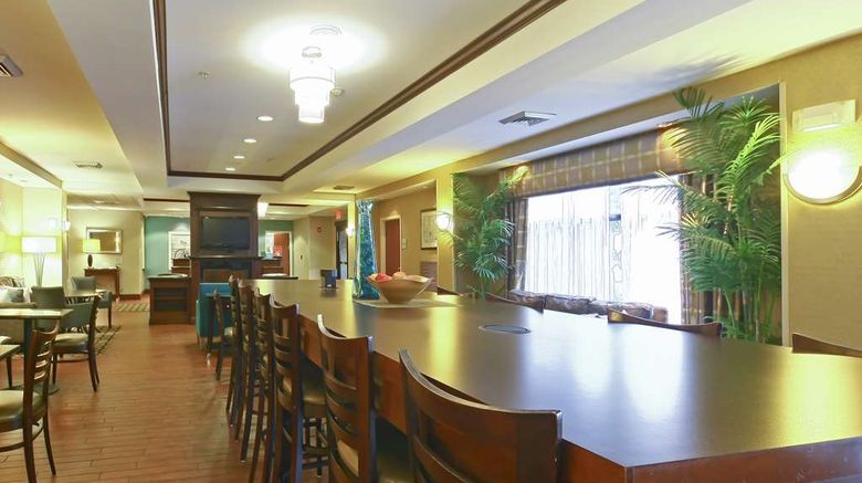 <b>Hampton Inn New Brunswick Lobby</b>. Images powered by <a href="https://iceportal.shijigroup.com/" title="IcePortal" target="_blank">IcePortal</a>.