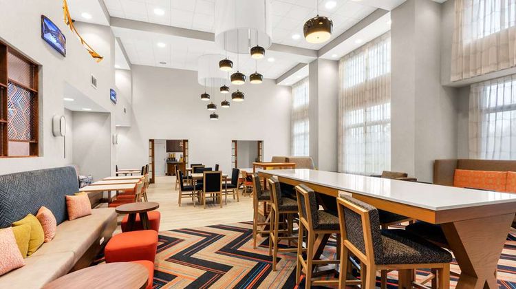 Hampton Inn & Suites Fairbanks Lobby