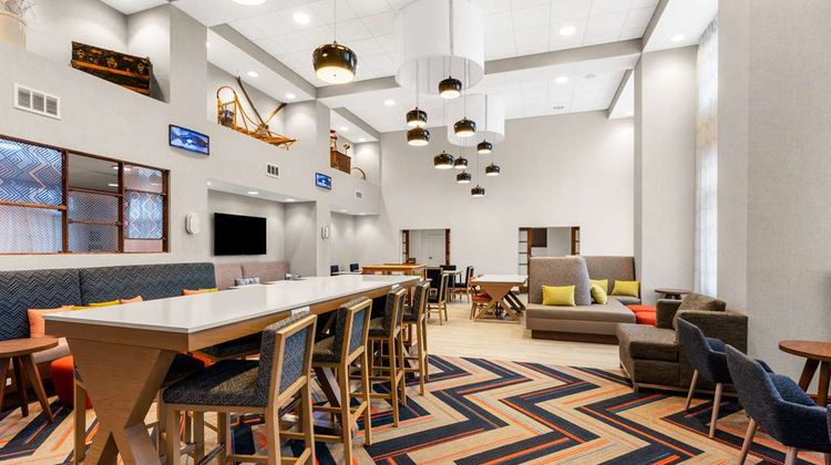 Hampton Inn & Suites Fairbanks Lobby