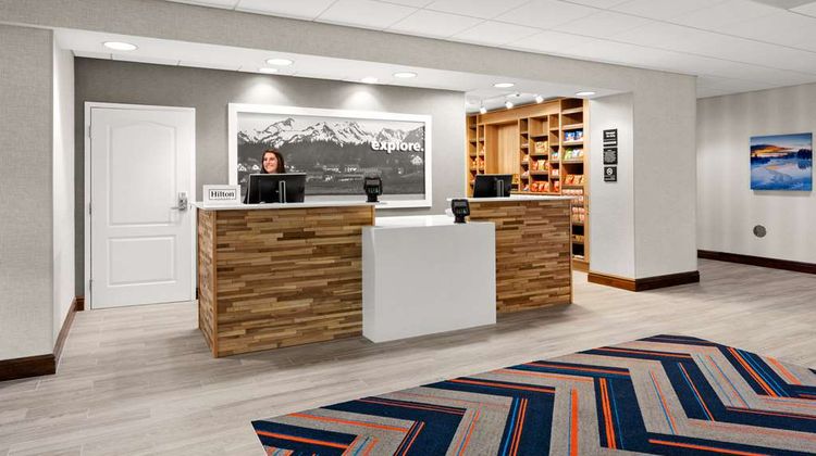 Hampton Inn & Suites Fairbanks Lobby
