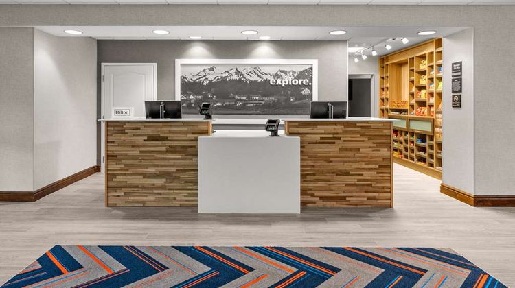 Hampton Inn & Suites Fairbanks Lobby
