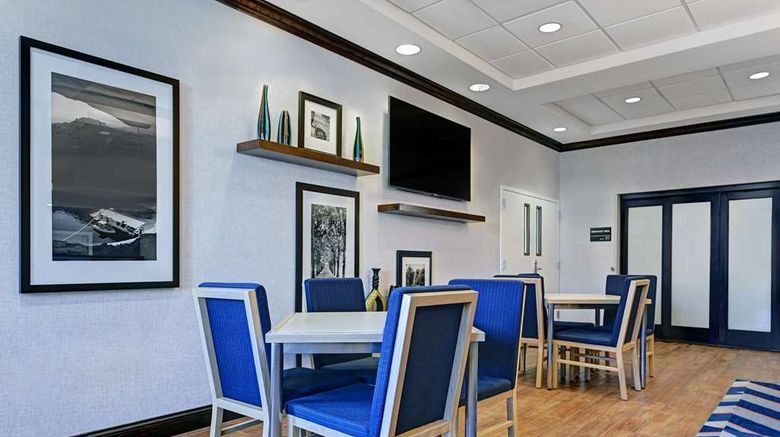 <b>Hampton Inn Farmington Lobby</b>. Images powered by <a href="https://iceportal.shijigroup.com/" title="IcePortal" target="_blank">IcePortal</a>.