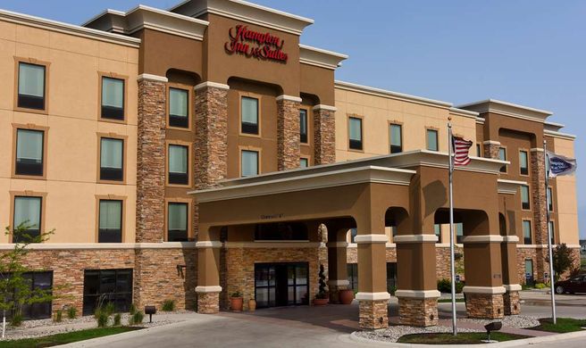 Hampton Inn & Suites Fargo Exterior