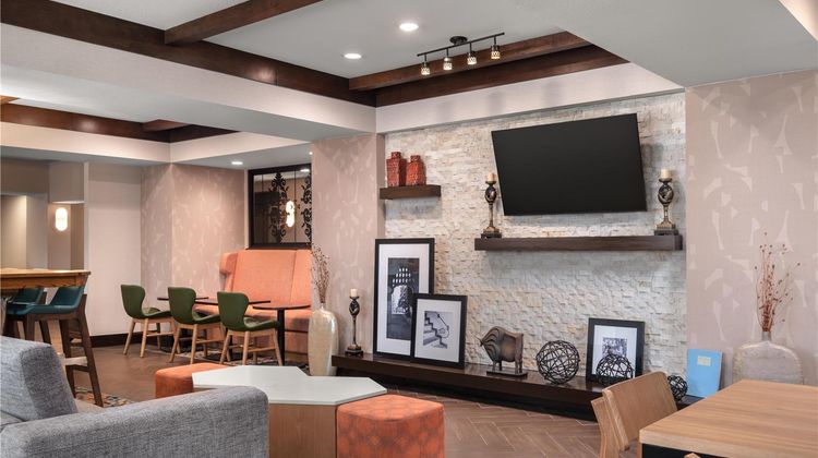 Hampton Inn & Suites Fresno Lobby