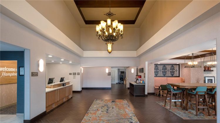 Hampton Inn & Suites Fresno Lobby