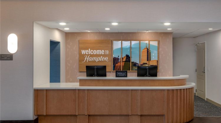 Hampton Inn & Suites Fresno Lobby