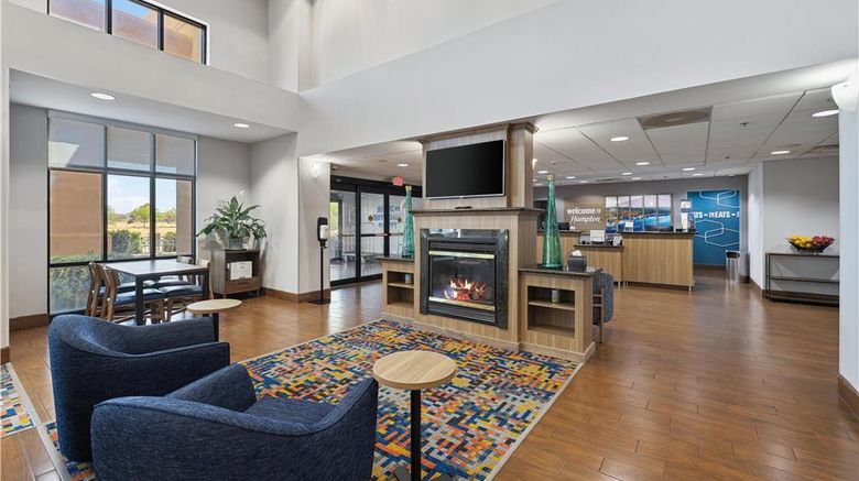 <b>Hampton Inn & Suites Madera Lobby</b>. Images powered by <a href="https://iceportal.shijigroup.com/" title="IcePortal" target="_blank">IcePortal</a>.