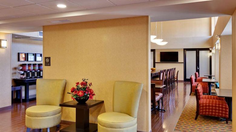 <b>Hampton Inn & Suites Fresno-Northwest Lobby</b>. Images powered by <a href="https://iceportal.shijigroup.com/" title="IcePortal" target="_blank">IcePortal</a>.