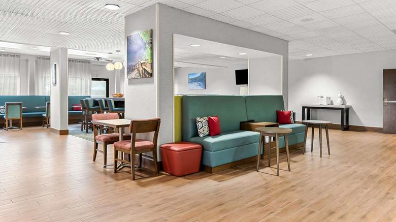 <b>Hampton Inn Florence-Midtown Lobby</b>. Images powered by <a href="https://iceportal.shijigroup.com/" title="IcePortal" target="_blank">IcePortal</a>.