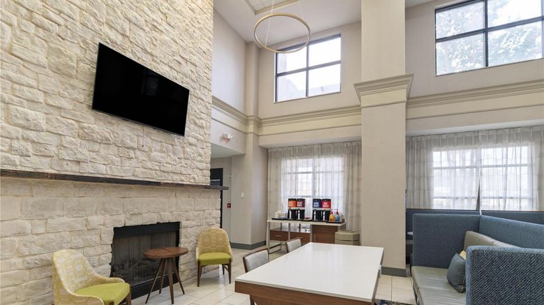 <b>Hampton Inn & Suites Florence-Downtown Lobby</b>. Images powered by <a href="https://iceportal.shijigroup.com/" title="IcePortal" target="_blank">IcePortal</a>.