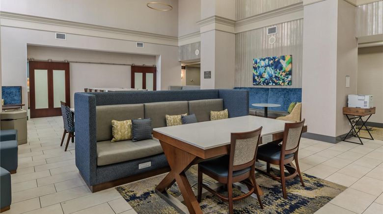 <b>Hampton Inn & Suites Florence-Downtown Lobby</b>. Images powered by <a href="https://iceportal.shijigroup.com/" title="IcePortal" target="_blank">IcePortal</a>.