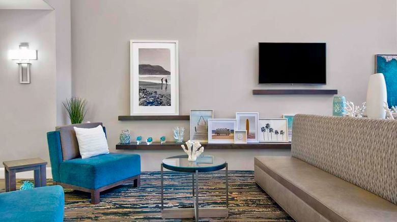 <b>Hampton Inn Airport North-Cruise Port Lobby</b>. Images powered by <a href="https://iceportal.shijigroup.com/" title="IcePortal" target="_blank">IcePortal</a>.