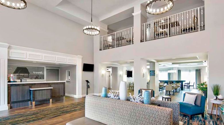 <b>Hampton Inn Airport North-Cruise Port Lobby</b>. Images powered by <a href="https://iceportal.shijigroup.com/" title="IcePortal" target="_blank">IcePortal</a>.