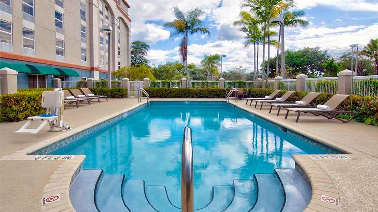 Hampton Inn Airport North-Cruise Port Pool