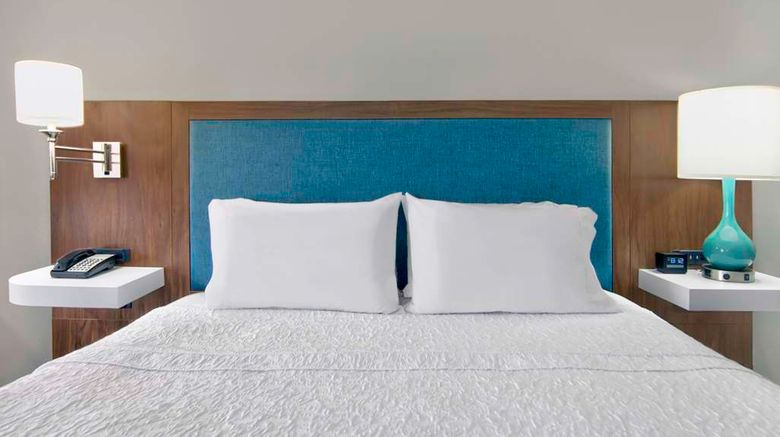 <b>Hampton Inn Airport North-Cruise Port Room</b>. Images powered by <a href="https://iceportal.shijigroup.com/" title="IcePortal" target="_blank">IcePortal</a>.