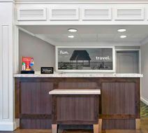 Hampton Inn Airport North-Cruise Port Lobby