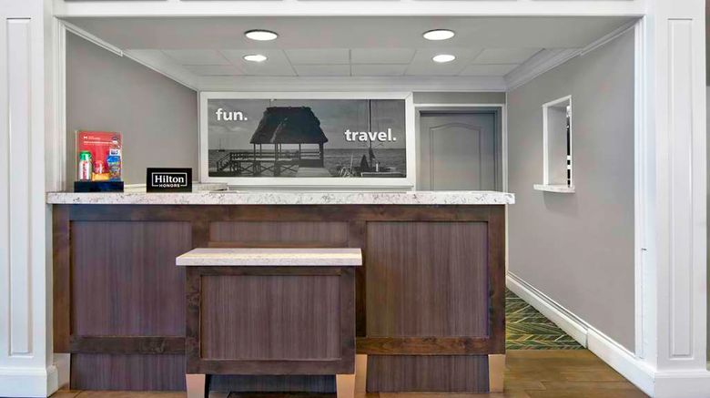 <b>Hampton Inn Airport North-Cruise Port Lobby</b>. Images powered by <a href="https://iceportal.shijigroup.com/" title="IcePortal" target="_blank">IcePortal</a>.